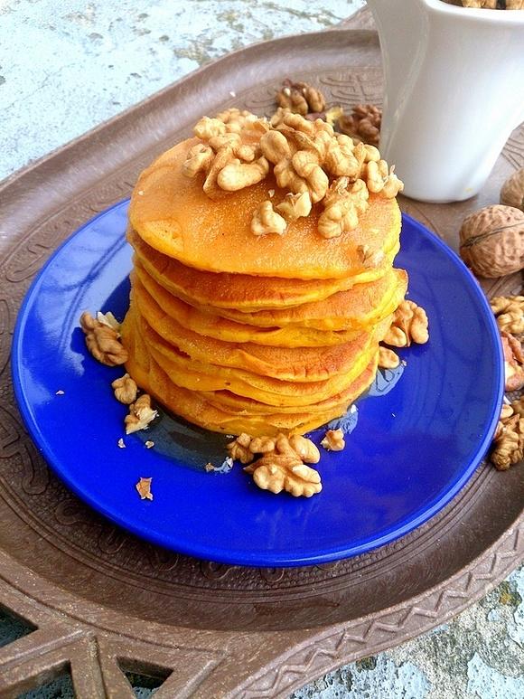 Dyniowe pancakes z miodem i orzechami