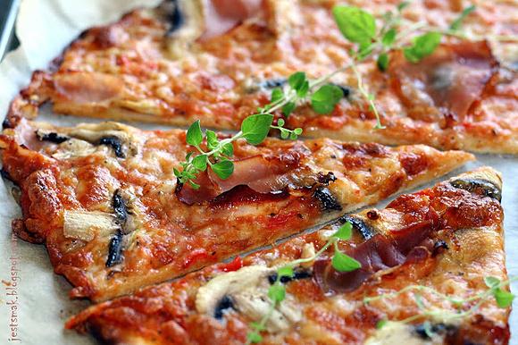 Pizza z pieczarkami, szynką parmeńską i papryczką chili