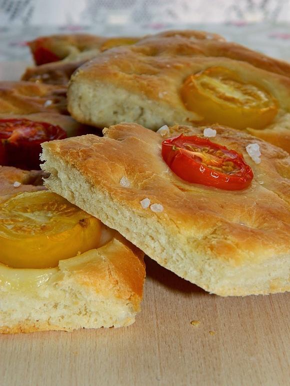 Focaccia z kolorowymi pomidorkami