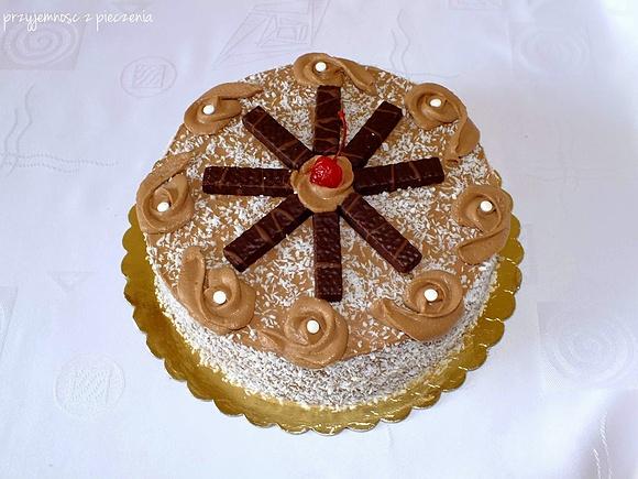 Tort urodzinowy z Nutellą na jasnym biszkopcie