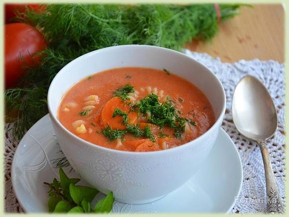 Zupa pomidorowa ze świeżych pomidorów z makaronem i śmietaną