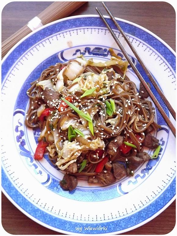 Makaron soba z kaczką i warzywami