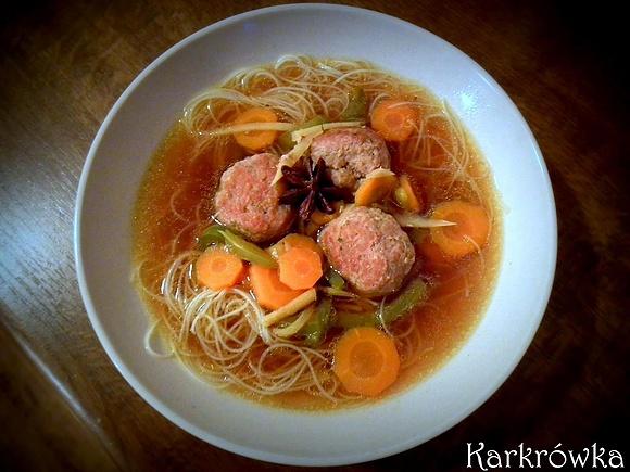 Orientalna zupa z klopsikami
