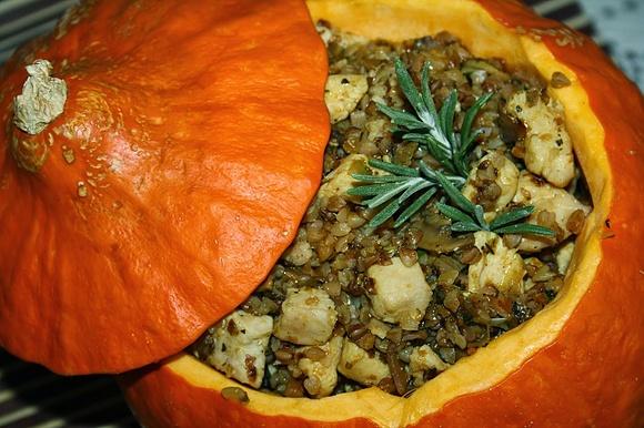 Kaszotto z kurczakiem i grzybami w dyni