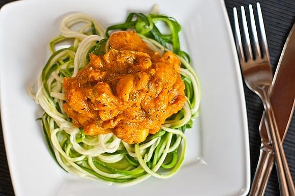 Cukiniowe spaghetti z sosem z dyni i chrupiącym boczkiem