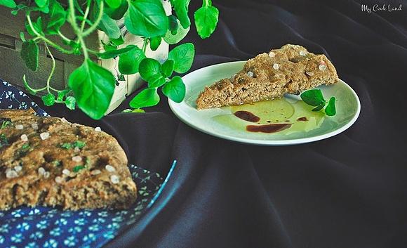 Włoska focaccia graham z oregano i solą himalajską
