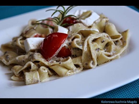 Tagliatelle w sosie truflowym z pomidorami cherry i camembert