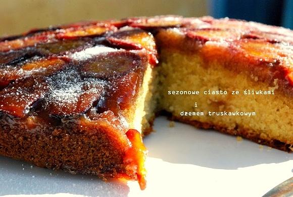 Sezonowe ciasto ze śliwkami i dżemem truskawkowym