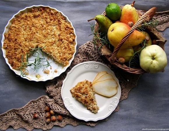 Orzechowe crumble z gruszkami, jabłkami i rozmarynem