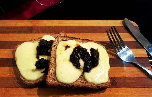 Tosty z mozzarellą i suszonymi pomidorami