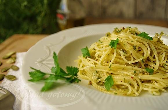 Spaghetti z pietruszkowo-dyniowym pesto