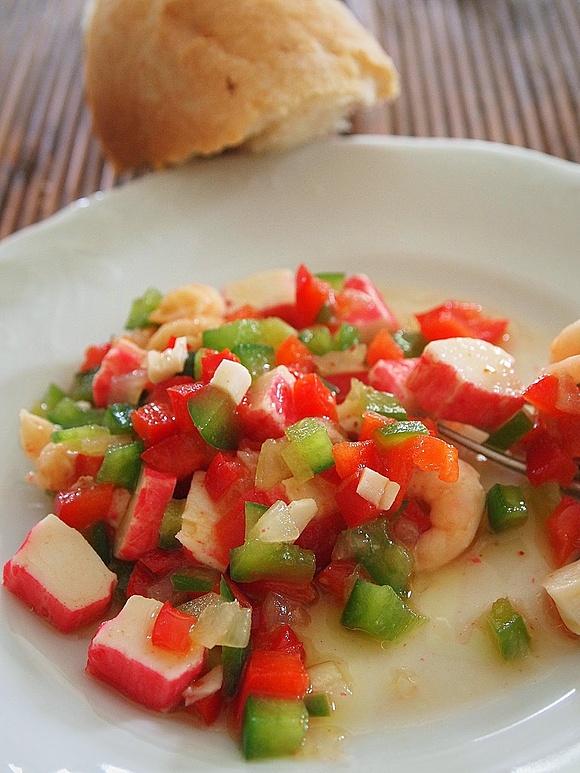 Pipirana z krewetkami i surimi