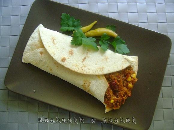 Meksykańskie burrito z mięsem mielonym i warzywami