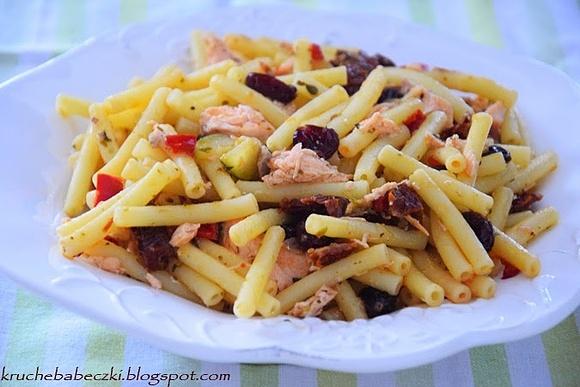 Makaron z łososiem, żurawiną i suszonym pomidorem