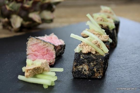 Tuńczyk w palonym sianie z foie gras