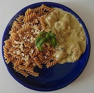 Makaron pełnoziarnisty z sosem pieczarkowo-serowym