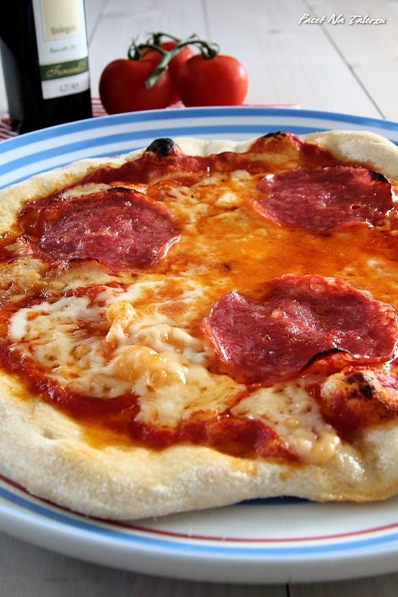 Pizza alla salsiccia z mozzarellą i salami