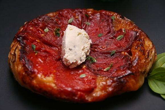 Pomidorowa tarta z dojrzałymi pomidorami i balsamicznym octem