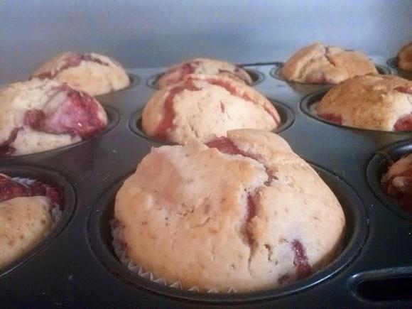 Bezglutenowe muffiny z truskawkami i rabarbarem
