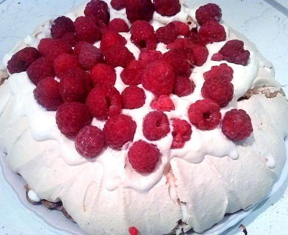 Bezglutenowa biała Pavlova z malinami