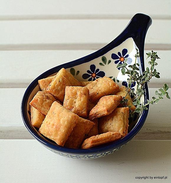 Krakersy z serem cheddar i tymiankiem