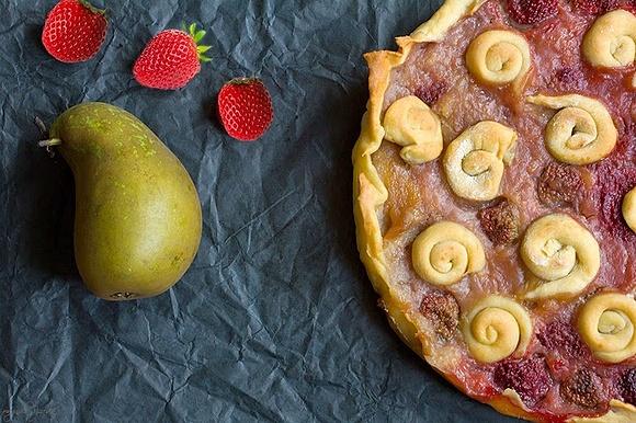 Tarta z gruszkami i truskawkami