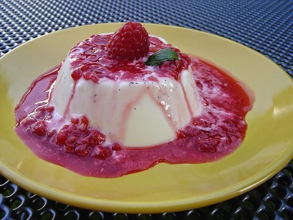 Waniliowa panna cotta z malinami