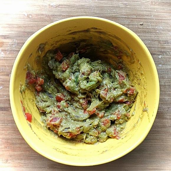 Guacamole z awokado, pomidorem i cebulą