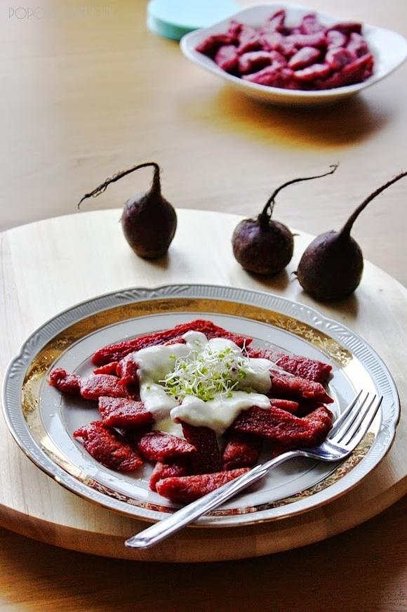 Podsmażane buraczane kopytka z sosem chrzanowym