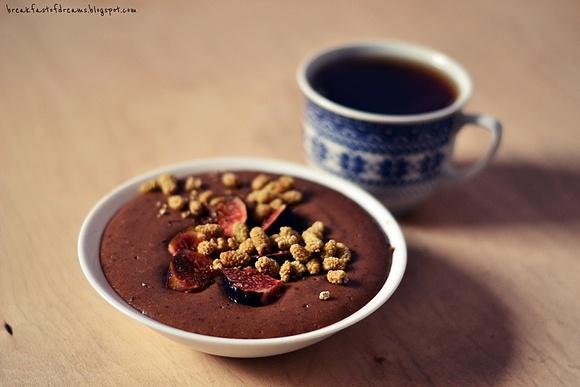 Wegański gotowany jogurt sojowy z kakao, figą i suszoną morwą