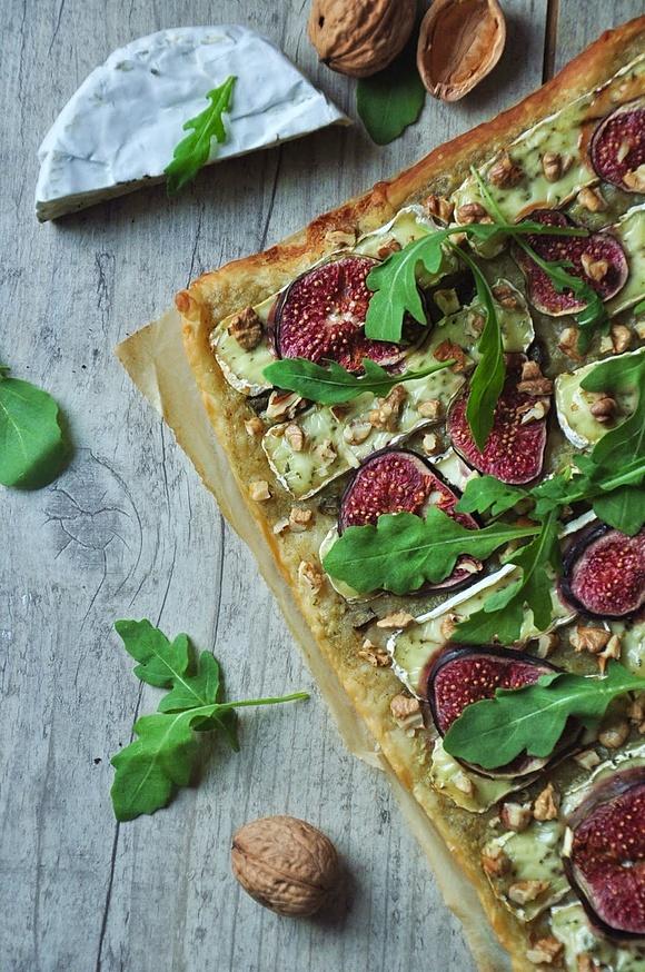 Pizza z camembertem, figami, orzechami i rukolą