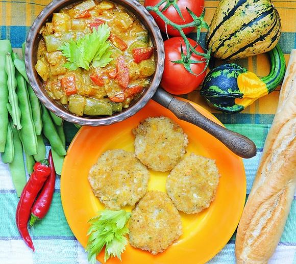 Curry z warzywami i ryżowe kotlety