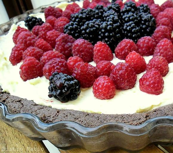 Czekoladowa tarta z malinami i jeżynami bez pieczenia