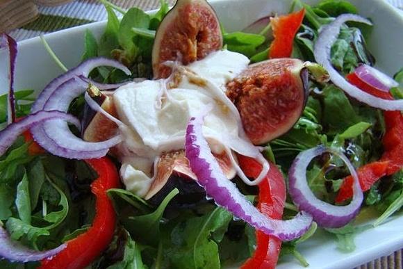 Figa z mozzarellą na rukoli