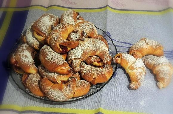 Waniliowe rogaliki z marmoladą różaną
