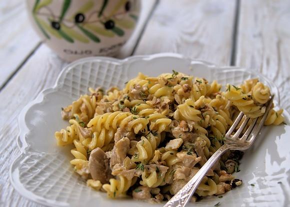 Fusilli z boczniakami i orzechami w aromatycznej oliwie truflowej