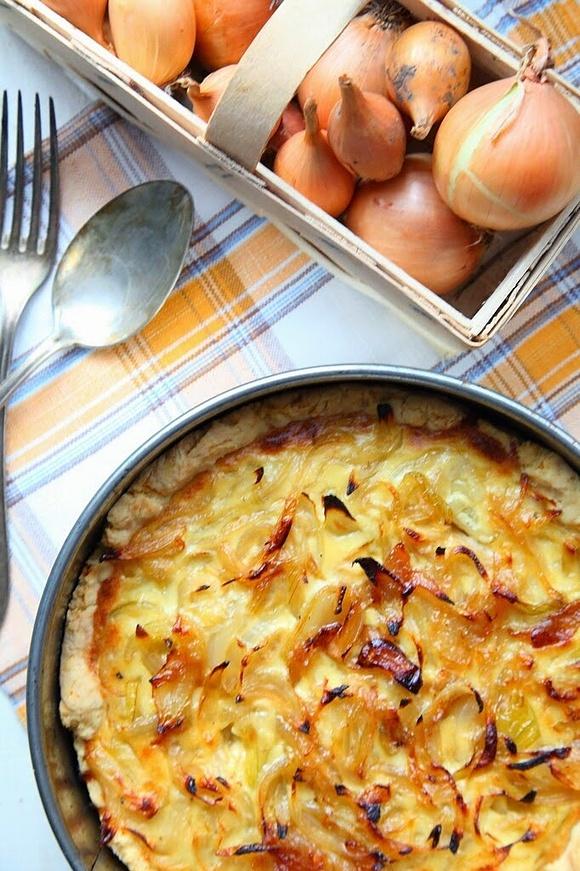 Tarta cebulowa z karmelizowaną cebulą, serem Bursztyn i śmietaną