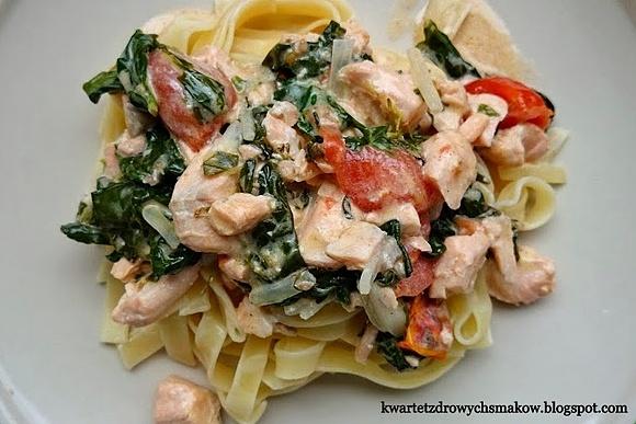 Tagliatelle z łososiem i szpinakiem w białym sosie