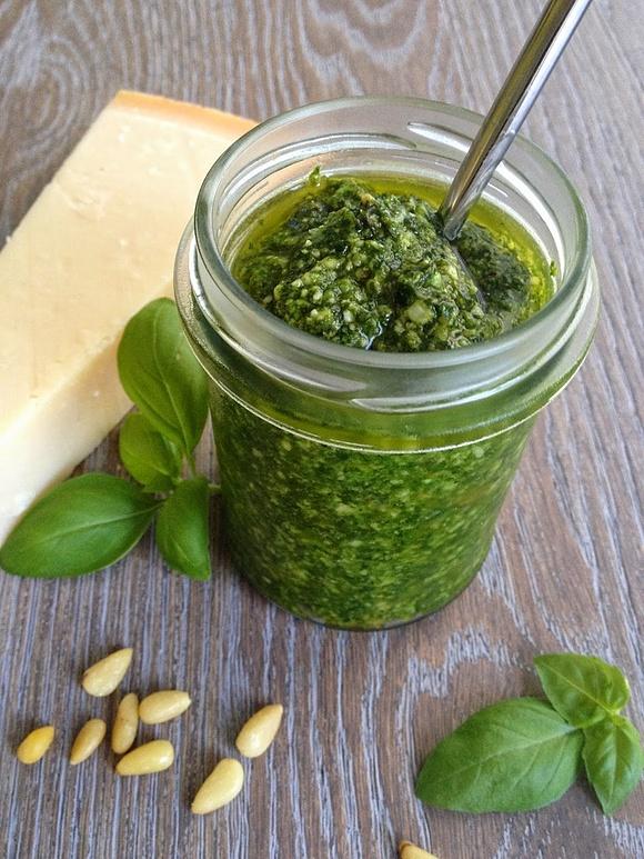 Domowe pesto z bazylii i orzeszków pinii
