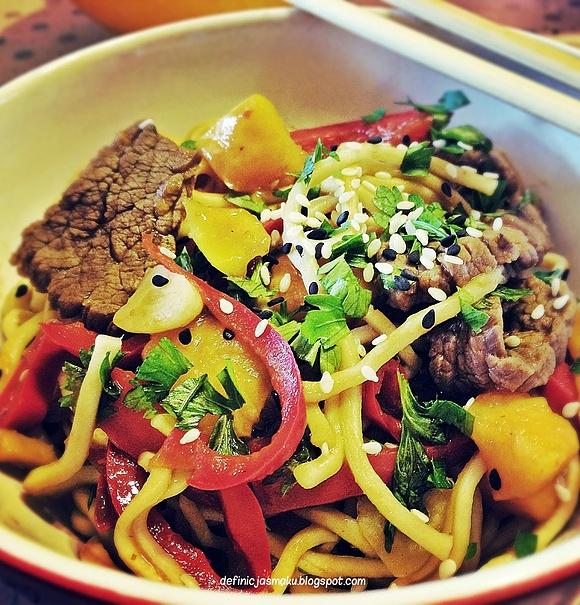 Stir fry z wołowiną, papają, imbirem i papryką