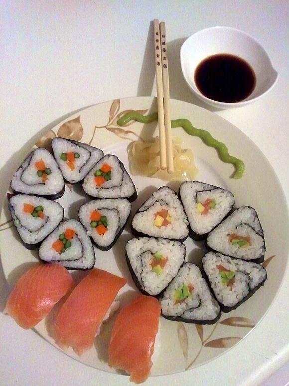 Maki sushi w dwóch smakach i nigiri sushi