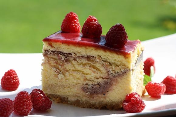 Sernik z malinowym curdem i ganache malinowym