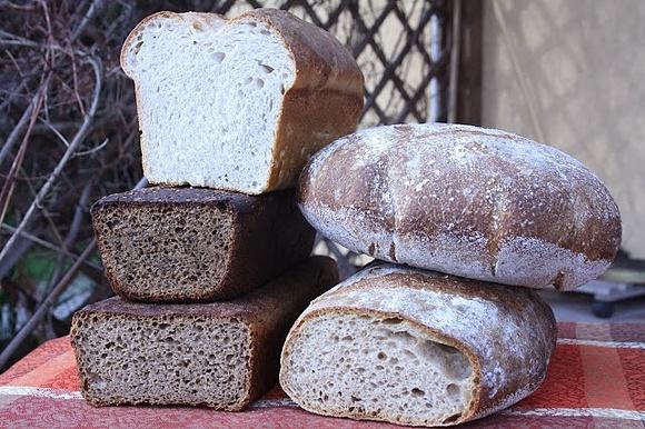 Noworoczne pieczenie chleba na zakwasie pszenno-orkiszowo-żytnim