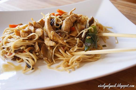 Chow mein z kurczakiem i warzywami