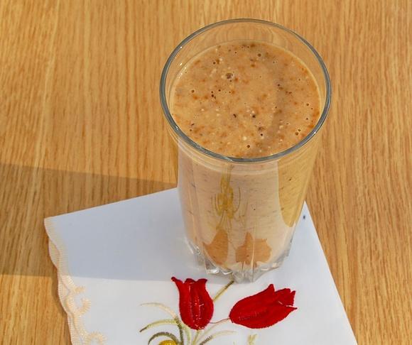 Koktajl owsiano-bananowy z ziarnami na zdrowe śniadanie