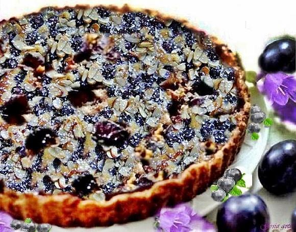 Fioletowa tarta ze śliwkami i borówką amerykańską