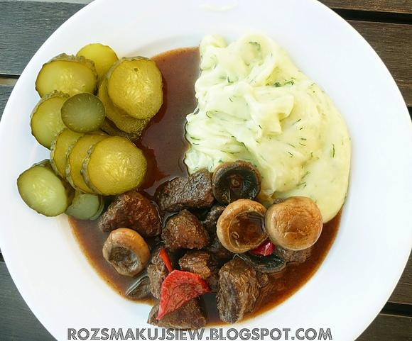 Gulasz wołowy na czerwonym winie z pieczarkami