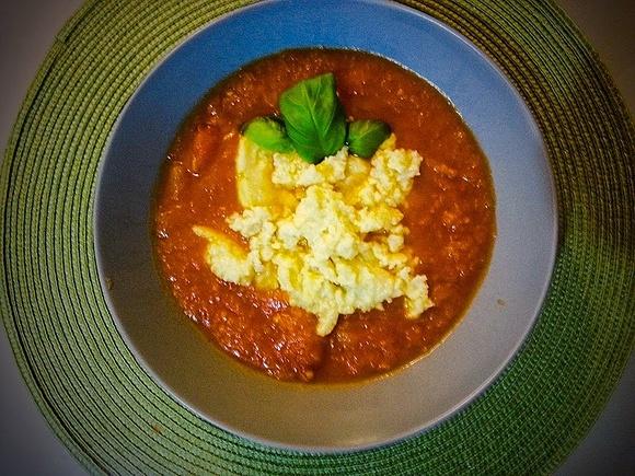 Krem dyniowo-pomidorowy z chili i kluseczkami z sera feta