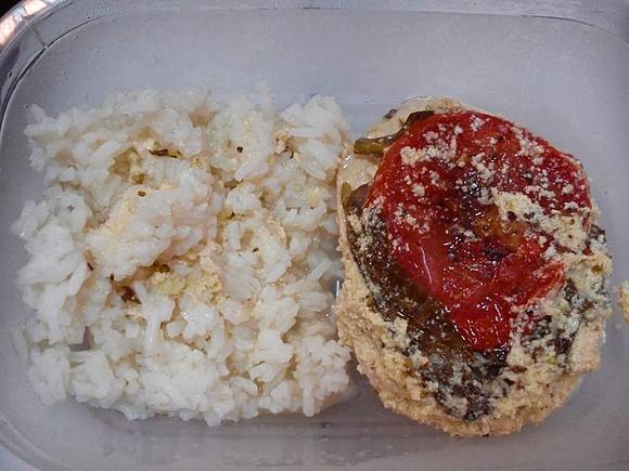 Pieczony kurczak z fetą i pomidorem