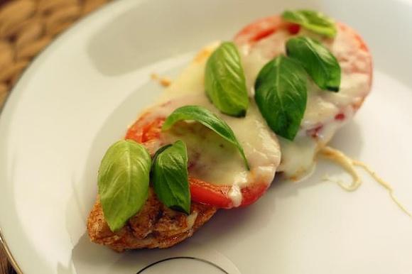 Kurczak z pomidorami i mozzarellą